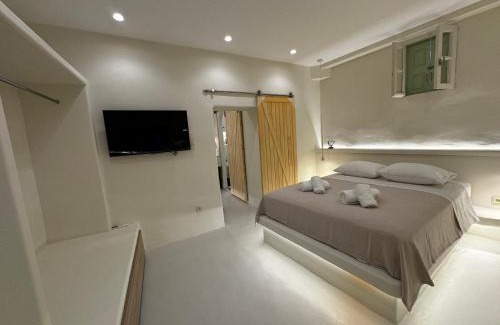 Ios Apartment | White Sand Jacuzzi Suite