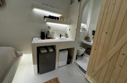 Ios Apartment | White Sand Jacuzzi Suite