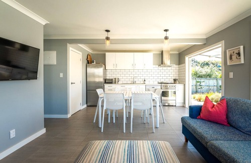 Palm Beach Cottage | White Sands Cottage - White Sands Cottage at Palm Beach is a beautifully presented and fully restored 1950s weatherboard bach located just 50 metres from the white sands of Palm Beach. With 2 bedrooms and 1 bathroom this is a perfect family cottage a