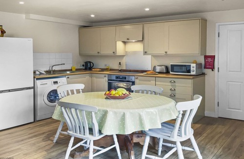 Alton Cottage | Whitedown - a cottage that sleeps 2 guests in 1 bedroom