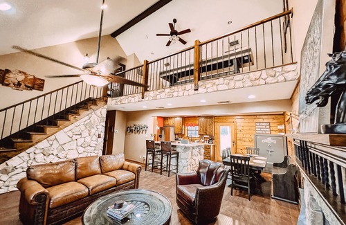 Athens Cabin | WhiteTail Lodge @ Cedar Cove Ranch, 700 acres w 25 acres private lake
