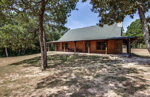 Athens Cabin | WhiteTail Lodge @ Cedar Cove Ranch, 700 acres w 25 acres private lake