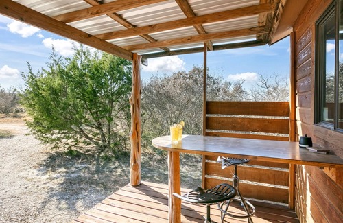 Llano Cabin | Whitetail Oaks The Hideout | Hill Country Cabin | Hot Tub | Full Kitchen | NO PETS