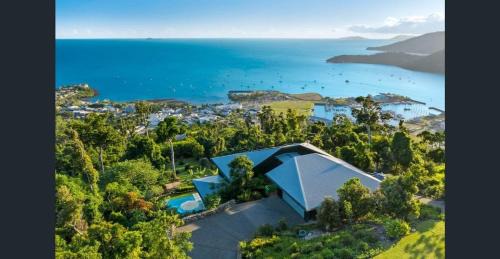 Airlie Beach House | 'Whitsunday Blue' Luxury Home with Ocean Views