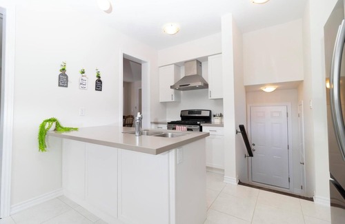 Paris House | Whole House 3 BR 2.5 WR Close to Downtown & HW 403