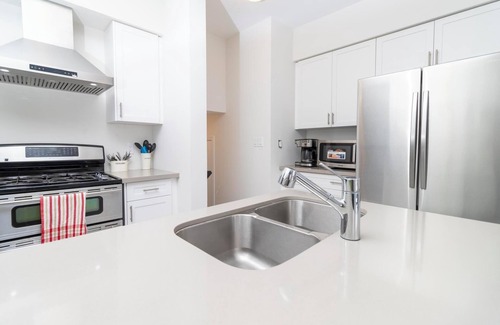 Paris House | Whole House 3 BR 2.5 WR Close to Downtown & HW 403