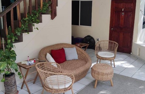 La Libertad House | WHOLE HOUSE RENTAL for groups of 4-8 people, less than1 minute walk to the beach