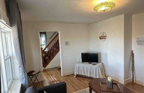 Dalhousie House | Whole house w/ picturesque mountain views, super close to beach & hiking trails!