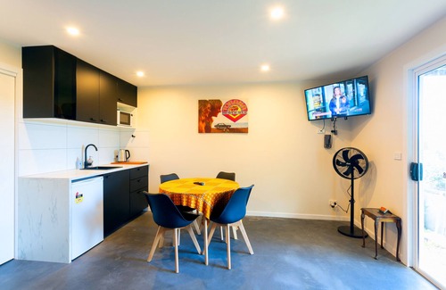 Venus Bay House | 🌊 Wi-Fi. Fireplace+Firepit. Linens. Pets OK. 500m to surf.