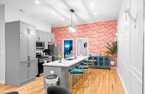 Bucktown Apartment | Wicker Park-AMENITIES,FREE WINE BOTTLE, LAUNDRY IN-UNIT, 2BDRM, POOL TABLE,+MORE