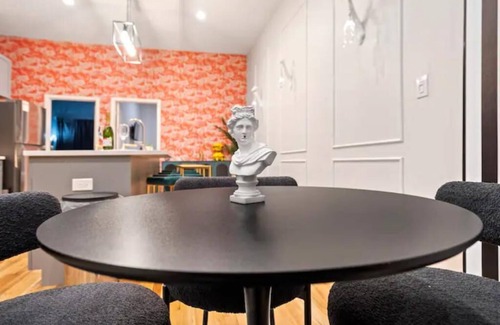 Bucktown Apartment | Wicker Park-AMENITIES,FREE WINE BOTTLE, LAUNDRY IN-UNIT, 2BDRM, POOL TABLE,+MORE