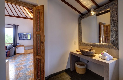 Mendoyo Hotel | Wide Sands Beach Retreat