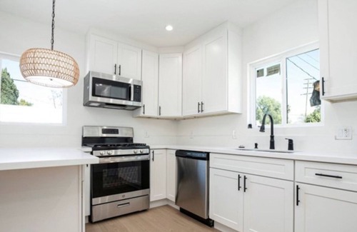 North Hollywood House | WiFi, AC Fast Internet at Noho Studio City area. Walk to In n out restaurant