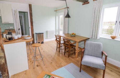 Napton-on-the-Hill Cottage | WIGRAMS CANALSIDE COTTAGE, pet friendly in Napton-On-The-Hill