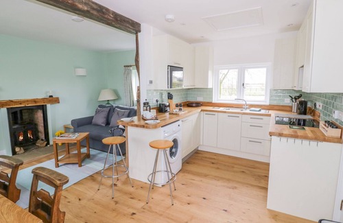 Napton-on-the-Hill Cottage | WIGRAMS CANALSIDE COTTAGE, pet friendly in Napton-On-The-Hill