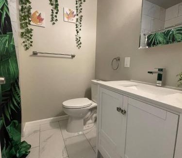 Poplar Apartment | Wild Romance Hideaway 5 MIN Away from Downtown