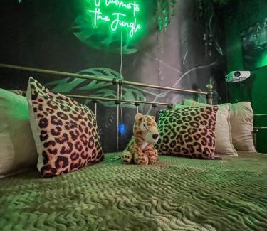 Poplar Apartment | Wild Romance Hideaway 5 MIN Away from Downtown