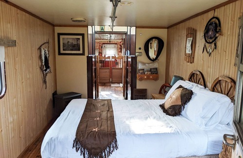 Sequim Hotel | Wild West at Olympic Railway Inn - Pet Friendly