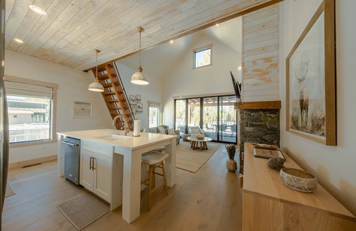 Eureka House | Wilderness Club Nest – Modern Cabin Retreat for 9 w/Hot Tub