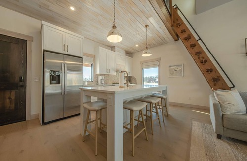 Eureka House | Wilderness Club Nest – Modern Cabin Retreat for 9 w/Hot Tub
