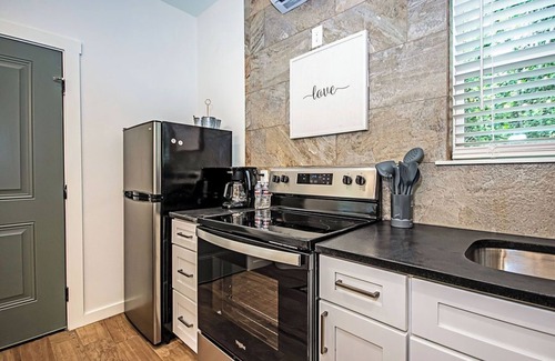 Nacogdoches Cottage | Wildwood Cottage/3 blocks from downtown Nac/King Bed/WiFi/Covered Parking