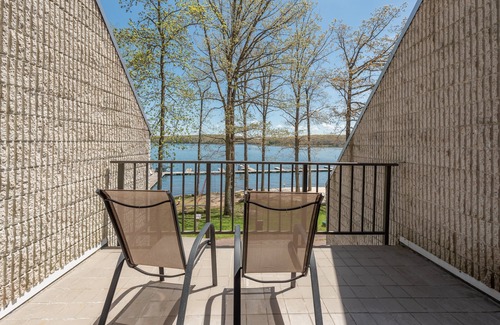 Thayerville Condo | Will O' The Wisp 2077B: Unique Lakefront One Bedroom Condo, 2 Queen Beds, 2 Fire
