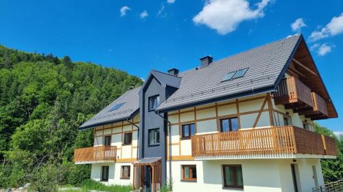Stronie Slaskie Apartment | Willa Sowia nowe apartamenty nad górskim potokiem zachwycający widok na góry