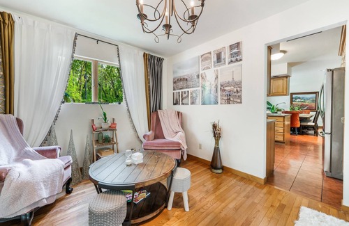 Zenda Cottage | Williams Bay beach cottage with hot tub on 2-acres