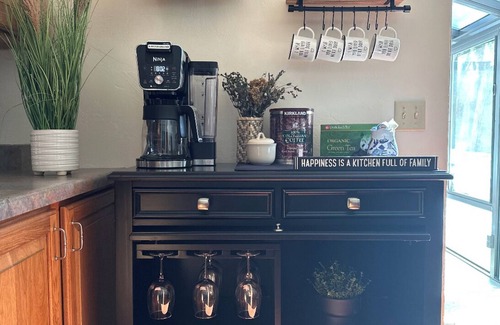 Zenda Cottage | Williams Bay beach cottage with hot tub on 2-acres