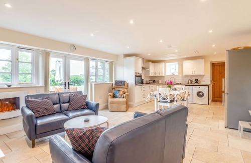 Maiden Newton House | WILLOW, pet friendly, character holiday cottage in Maiden Newton