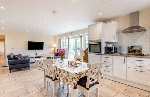 Maiden Newton House | WILLOW, pet friendly, character holiday cottage in Maiden Newton