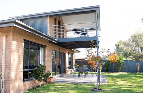 Yarrawonga House | Willow's Place overlooking The Black Bull Golf Course Yarrawonga