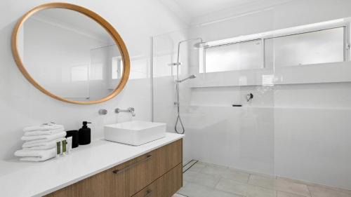 Sandy Beach House | Willows at Sandy Beach -Walk to beach, Stylish Family Home