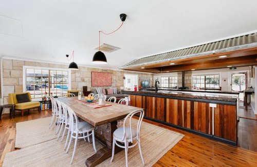 Budgee Budgee House | 'Wilpine' Poolside Country Luxury near Town