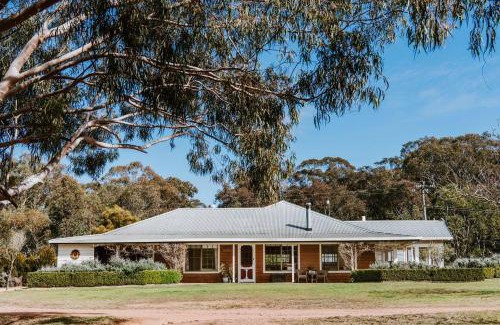 Budgee Budgee House | 'Wilpine' Poolside Country Luxury near Town
