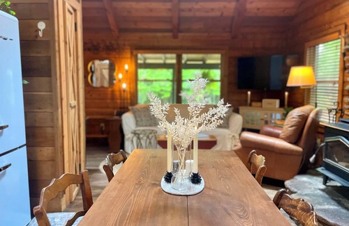 Blowing Rock Cabin | Wind Song: Charming Log Cabin In a Private Neighborhood. 10 Min From Downtown BR