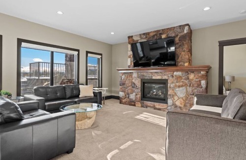 Springbank House | Windhorse Manor | No Service Fees | Patio & BBQ