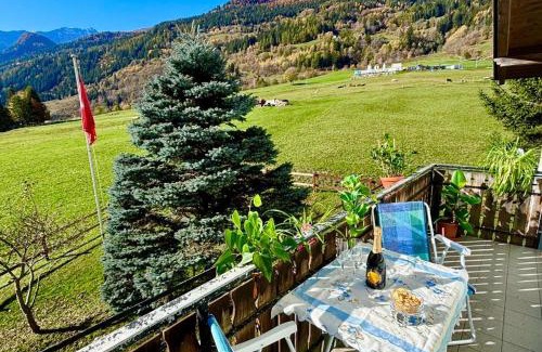 Poschiavo Apartment | window on the green