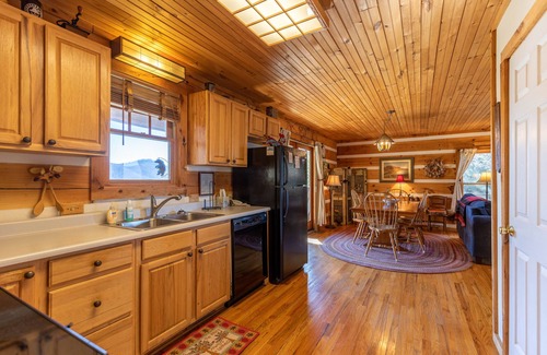 Boone Cabin | Windsong - long range views, pet friendly, fireplace