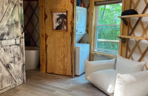 Piper Gap House | Windsong yurt, in the treetops, hottub on the top deck, petfriendly, stargazing