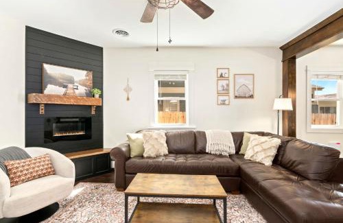 Windsor House | Windsor Farmhouse Family Fun, Yard and Fireplace