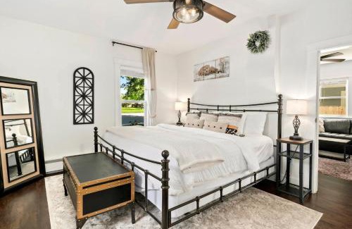 Windsor House | Windsor Farmhouse Family Fun, Yard and Fireplace