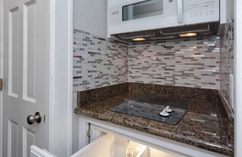 Osprey Apartment | Windsor Lodge Unit 10, Studio, close to the beaches, pool access