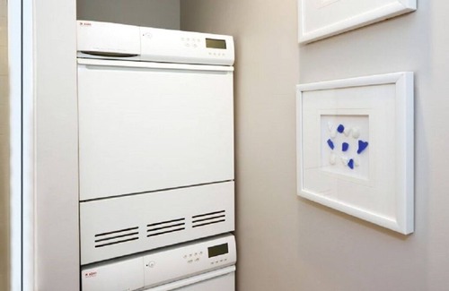 Osprey Apartment | Windsor Lodge Unit 10, Studio, close to the beaches, pool access