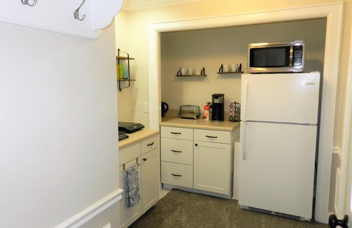 Osprey Apartment | Windsor Lodge Unit 18, studio, close to the beaches, pool access