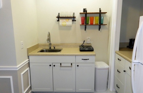 Osprey Apartment | Windsor Lodge Unit 18, studio, close to the beaches, pool access