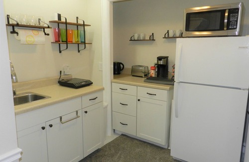 Osprey Apartment | Windsor Lodge Unit 18, studio, close to the beaches, pool access