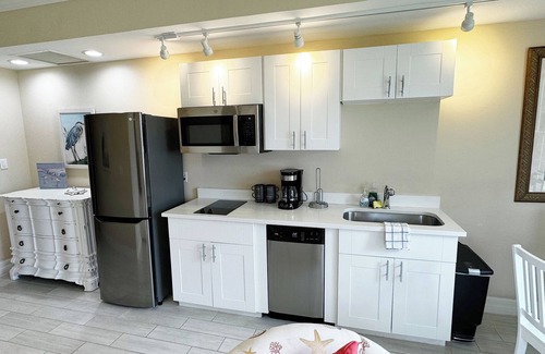 Osprey Apartment | Windsor Lodge Unit 19, studio, 1BR/1BA, close to the Beaches, pool access