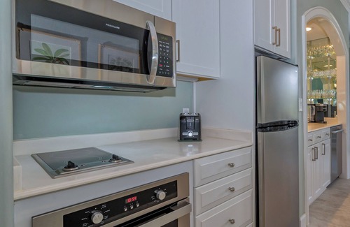 Osprey Apartment | Windsor Lodge Unit 20, studio, 1BR/1BA, close to beaches, balcony, pool access