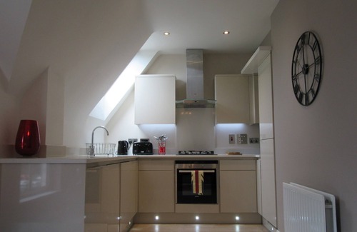 Windsor Apartment | Windsor Town centre gated en-suite property with parking & lift. 21 day minimum